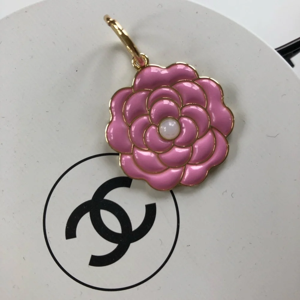 CHANEL Pink Pearl Gold Camellia Flower Limited Edition 2026 Charm NEW - Picture 1 of 5